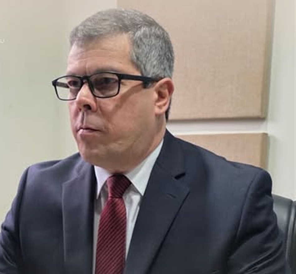 Roberto Rocha Wenceslau em sessão de atendimento no escritório